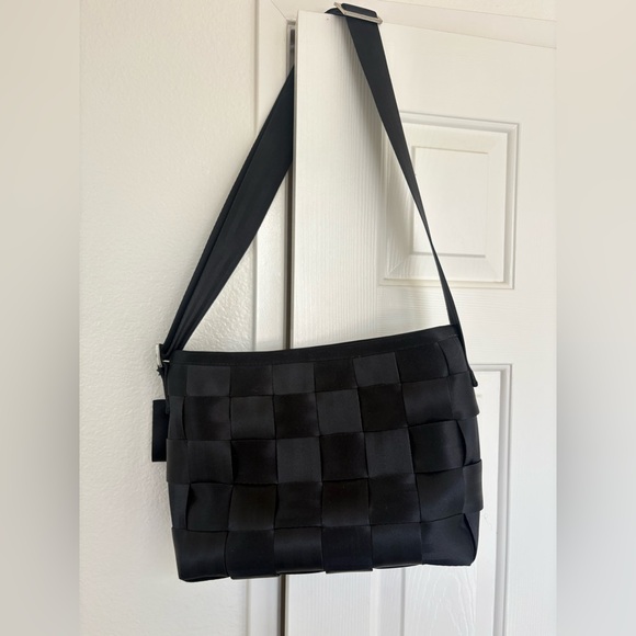 Harveys California Black The Original Seatbelt Woven Convertible Messenger Bag - Picture 2 of 5